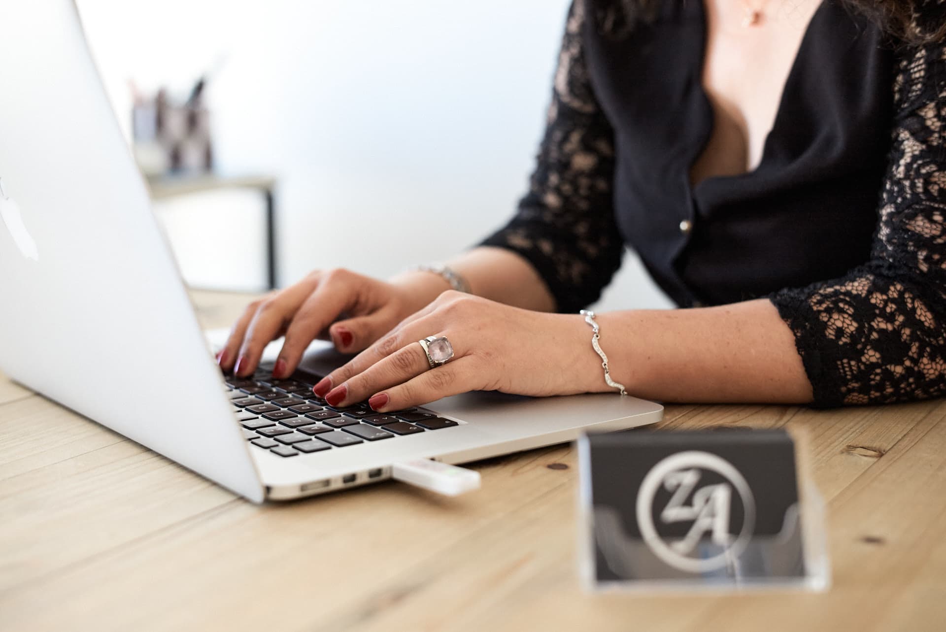 Photo maître Zaïna AZZABI au travail